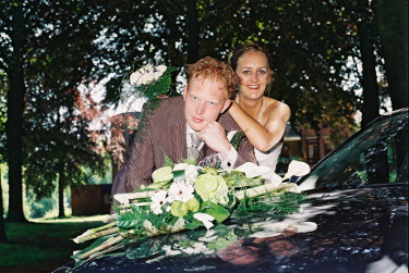 Rimmert en Dominique leunend op de Auto